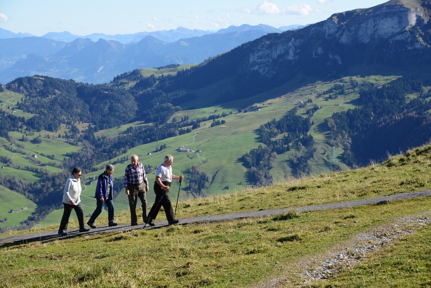 Vier Senioren auf der Ebenalp, Kanton Appenzell-Innerrhoden.