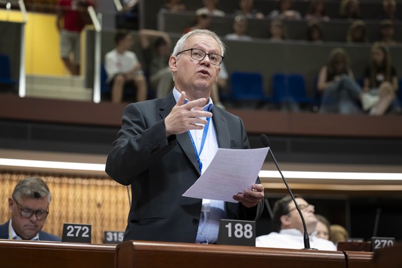Nachrichten Linkding epa11436046 Member of Swiss Delegation to the Parliamentary Assembly of the Council of Europe Pierre-Alain Fridez speaks in the Palace of Europe, during the third part of the 2024 Ordinary Session of  ...
