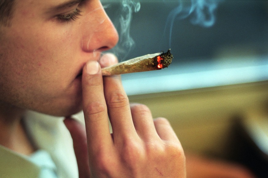 Bei den 11- bis 15-Jährigen ist auch der Konsum von Cannabis zurückgegangen – wenn auch nicht so stark wie der Tabak- und Alkoholkonsum.