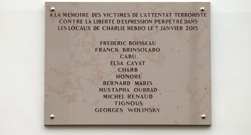 Die Gedenktafel vor den alten «Charlie Hebdo»-Büros: Beim Sturm auf die Redaktion kamen zwölf Menschen ums Leben.&nbsp;