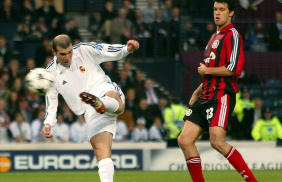 Zidane schiesst Real Madrid 2002 unvergessen zum Champions-League-Sieg, der Franzose wird zur Vereinslegende.
