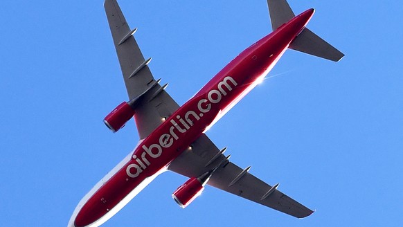 ARCHIV - Eine Maschine von Air Berlin fliegt am Himmel ueber der Gemeinde Wustermark (Landkreis Havelland) in Brandenburg am 05.10.2016. Air Berlin hat Insolvenzantrag gestellt. Nachdem Hauptaktionaer ...