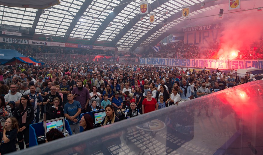 Zahlreiche Fans erscheinen zur offiziellen Praesentation des Teams HC Ambri Piotta 2017-2018, aufgenommen am Sonntag, 30. Juli 2017, in Lugano. (KEYSTONE/TI-PRESS/Pablo Gianinazzi)