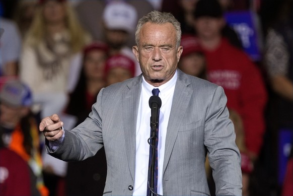 Nachrichten Linkding FILE - Robert F. Kennedy Jr., speaks before Republican presidential nominee former President Donald Trump at a campaign event Nov. 1, 2024, in Milwaukee. (AP Photo/Morry Gash, File)