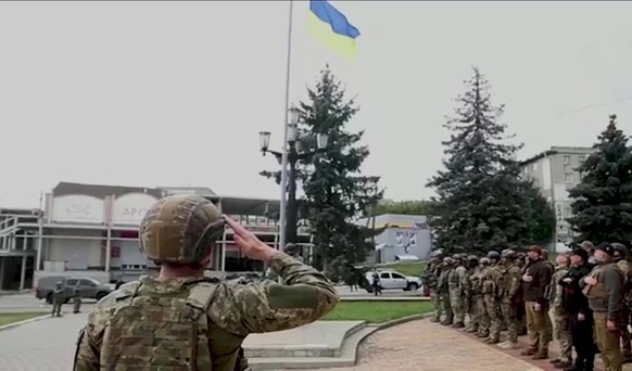 Ein Bild aus einem vom ukrainischen Verteidigungsministerium zur Verfügung gestellten Video zeigt ukrainische Flaggen im Zentrum von Balakliya, Oblast Charkiw. Die ukrainischen Streitkräfte haben dort ...