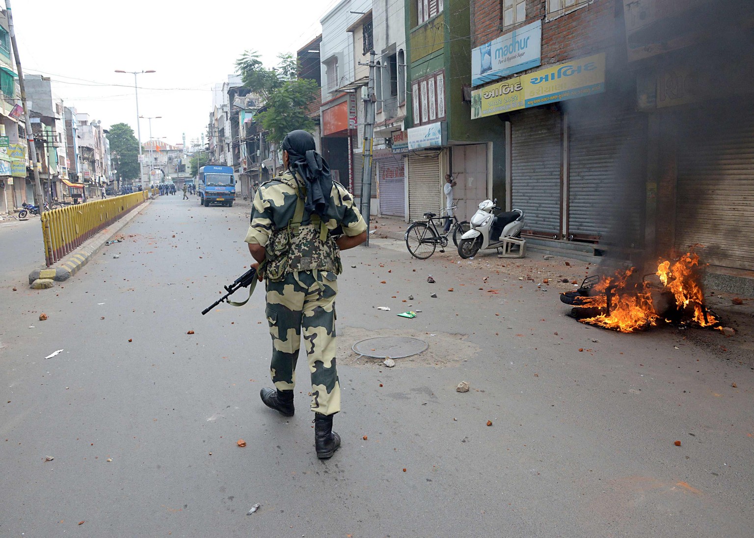 Ein Polizist patrouilliert in&nbsp;Vadodara, einer Stadt im Gliedstaat Gujarat&nbsp;(26. September).