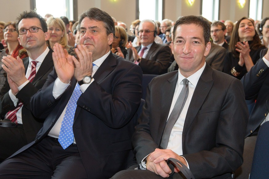 Glenn Greenwald (rechts) mit Vizekanzler Sigmar Gabriel: Greenwald behauptet, die USA sind Schuld, dass Snowden kein Asyl in Deutschland erhält.