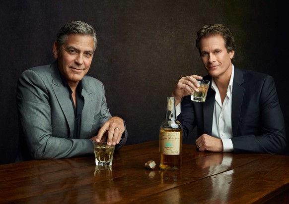 Stossen auf den Erfolg an: George Clooney und Rande Gerber (rechts).