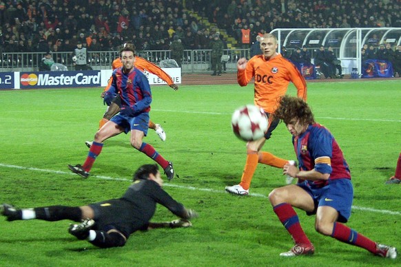 Szene aus dem Spiel gegen Donezk. Carles Puyol klärt.