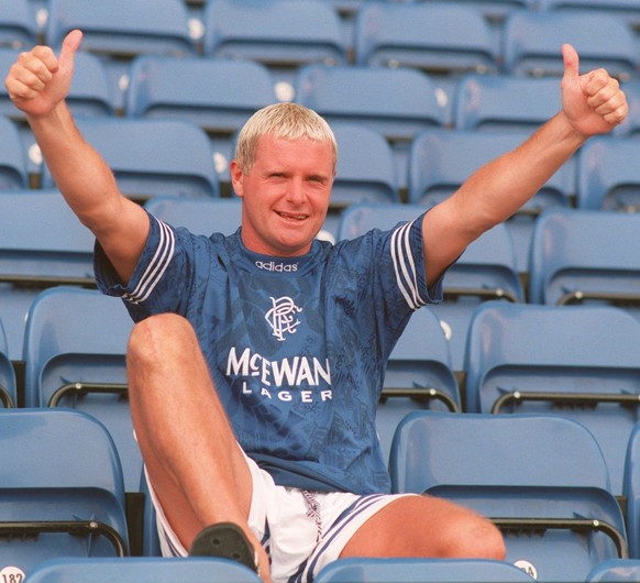 Nachrichten Linkding 10 JUL 1995: PAUL GASCOIGNE POSES IN THE SHIRT OF HIS NEW CLUB GLASGOW RANGERS AFTER SIGNING FOR THE SCOTTISH SIDE FROM LAZIO OF ITALY. Mandatory Credit: David Rogers/ALLSPORT