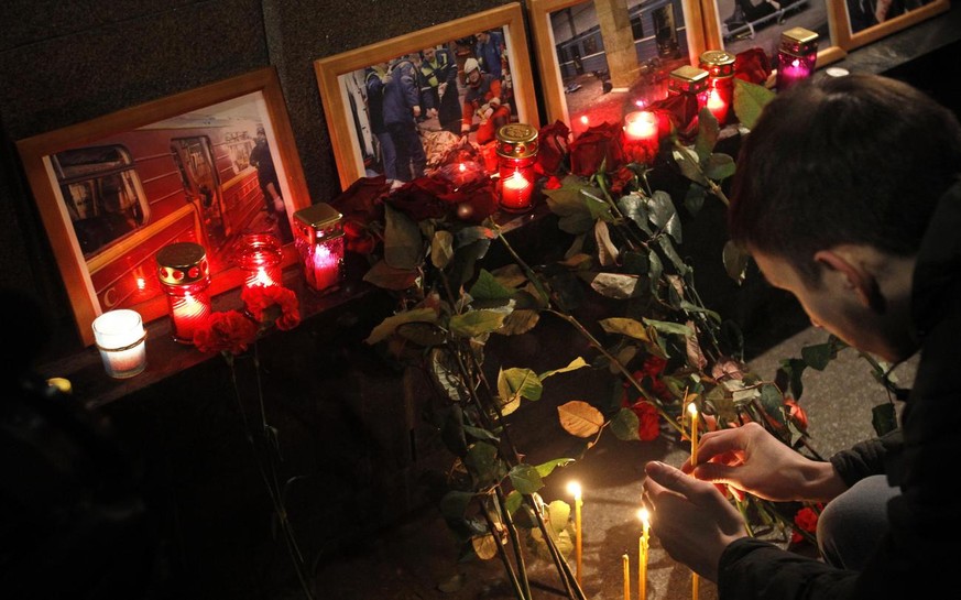 Selbstmordattentäterinnen sprengen sich in zwei Zügen der Moskauer U-Bahn in die Luft und reissen wenigstens 40 Menschen mit in den Tod. Bei einem Selbstmordanschlag auf dem Flughafen Domodedowo sterb ...