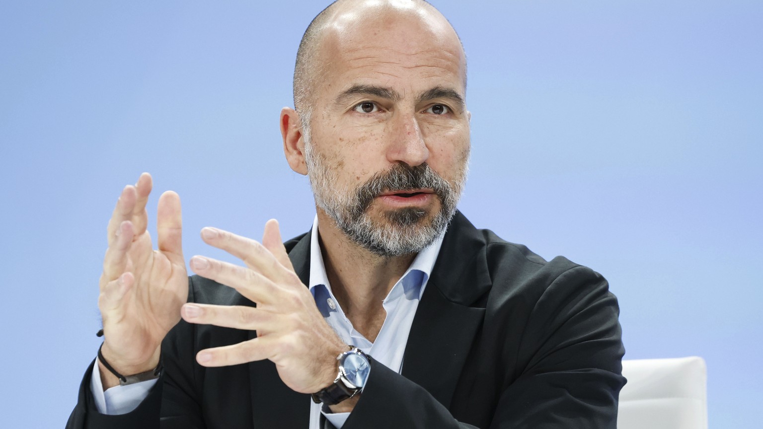 Nachrichten Linkding epa10976968 CEO of Uber Dara Khosrowshahi speaks during a meeting at the APEC CEO Summit during the annual Asia-Pacific Economic Cooperation conference at the Moscone West Convention Center in San Fra ...