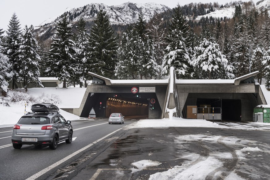 Der 1980 eröffnete Gotthard-Strassentunnel (im Bild das Südportal in Airolo) muss saniert werden.