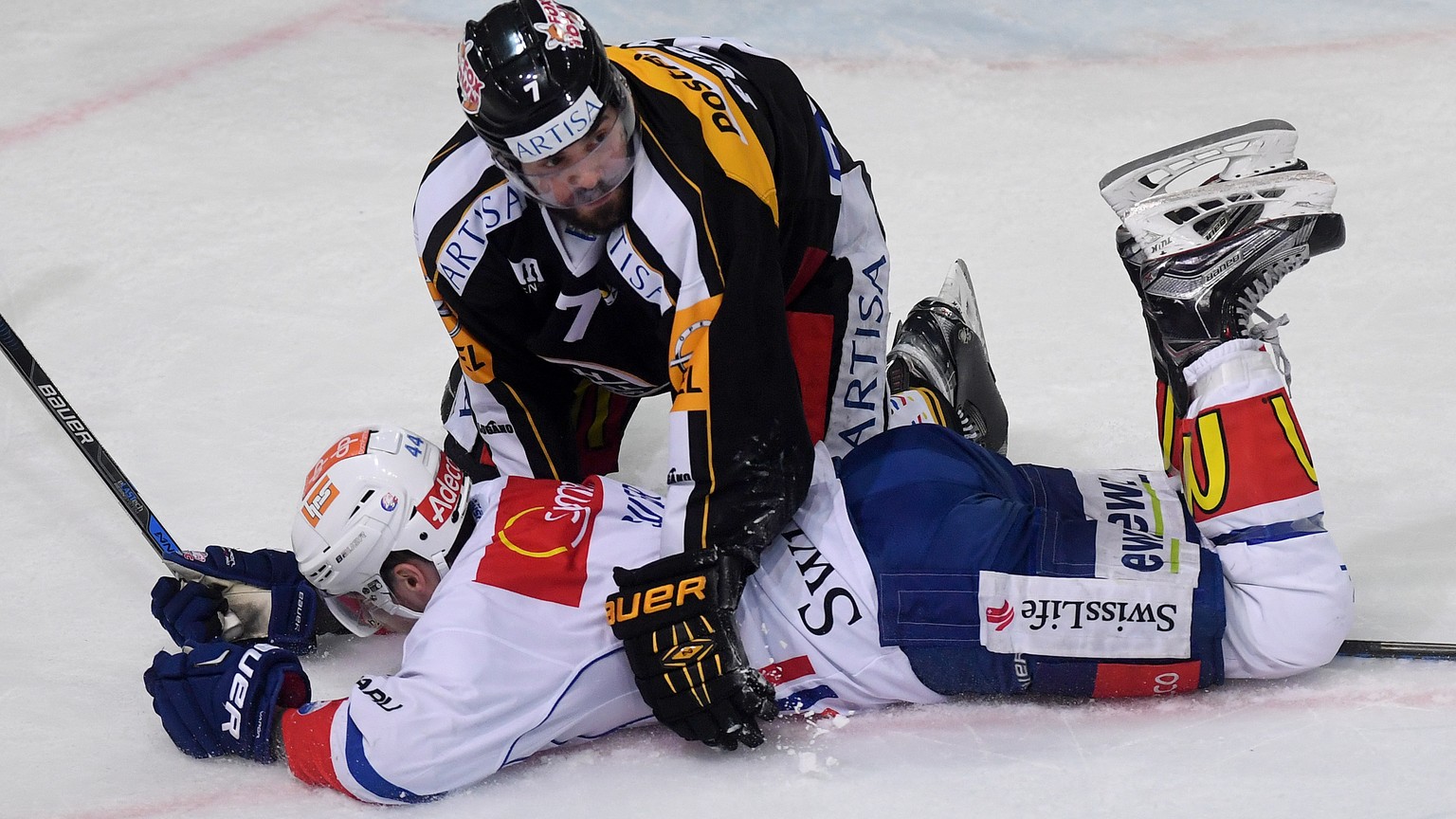 Lugano’s player Philippe Furrer, right, fights for the puck with Zurich&#039;s player Pius Suter, left, during the sixth leg of the Playoffs quarterfinals game of National League A (NLA) Swiss Champio ...