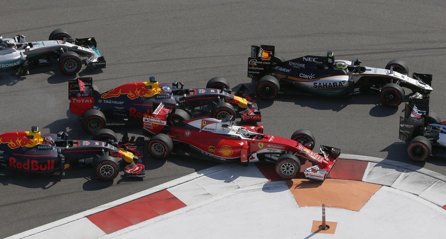 Daniil Kwjat fährt Sebastian Vettel in der ersten Kurve erstmals ins Heck und schiesst ihn wenig später ganz ab.