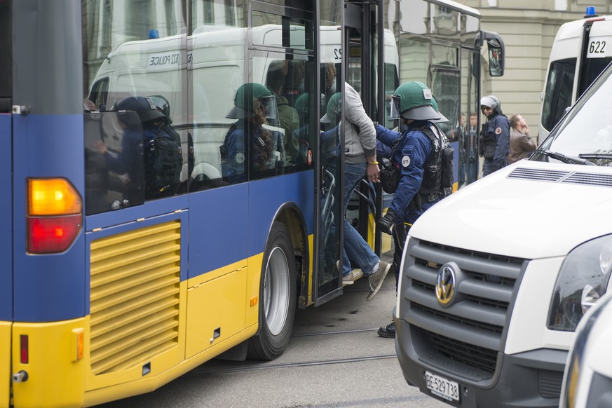 Demonstranten werden zur Personenkontrolle abgeführt.&nbsp;