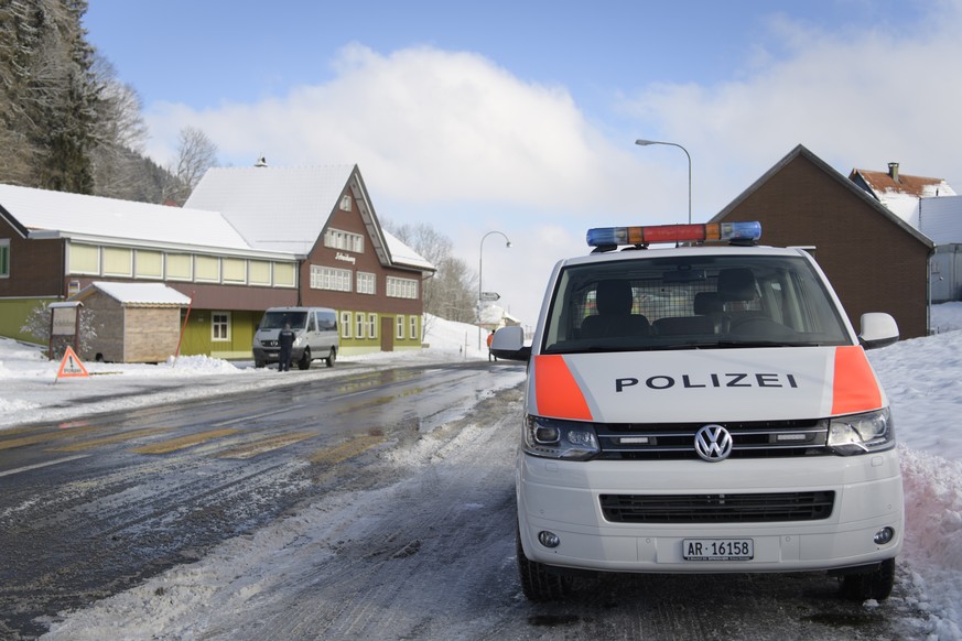 Strassensperre der Polizei zwischen Rehetobel und Heiden, aufgenommen am Dienstag, 3. Januar 2017, in Rehetobel. Gemaess Kantonspolizei kam es bei einer Hausdurchsuchung zu einer Schiesserei. Ein 33-j ...