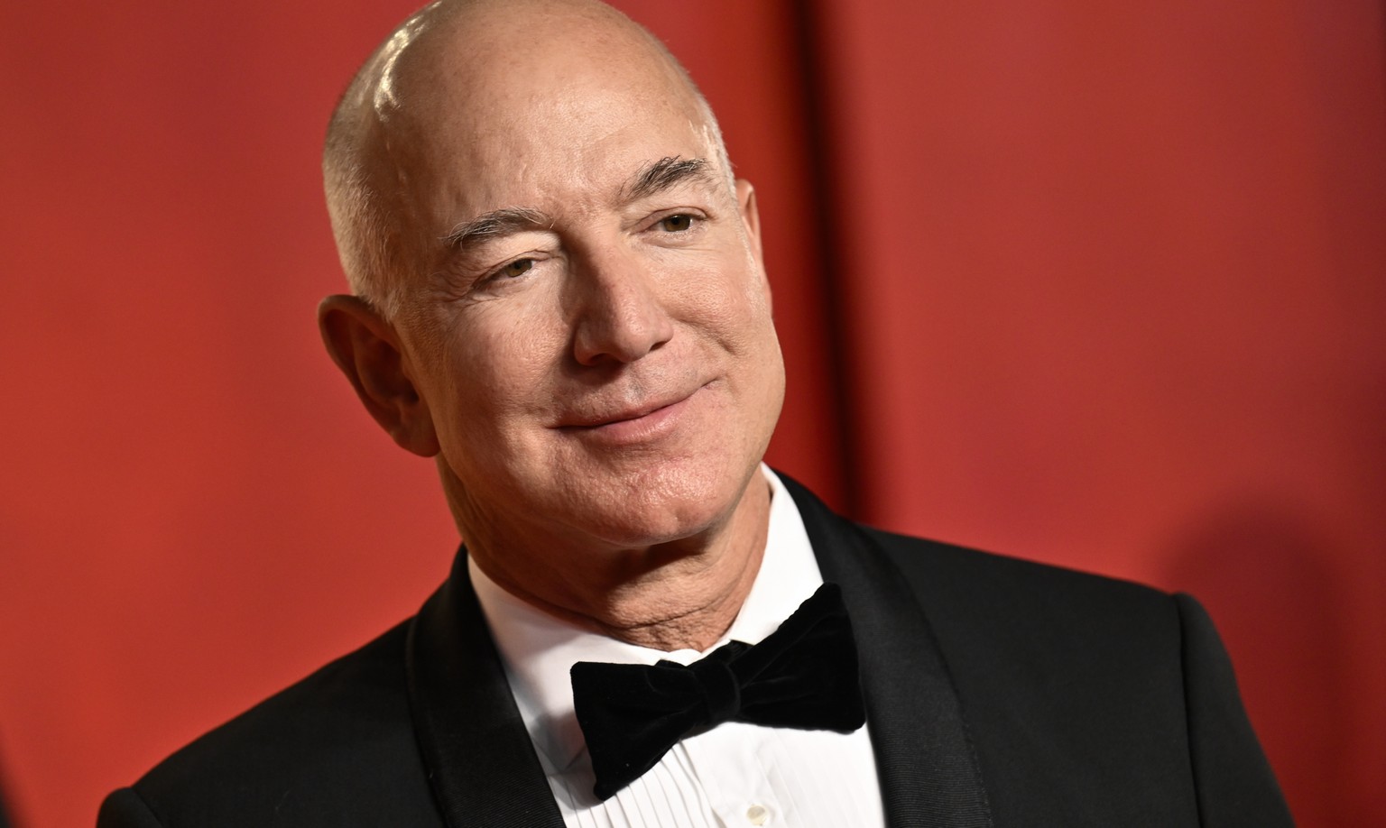 Nachrichten Linkding Jeff Bezos arrives at the Vanity Fair Oscar Party on Sunday, March 10, 2024, at the Wallis Annenberg Center for the Performing Arts in Beverly Hills, Calif. (Photo by Evan Agostini/Invision/AP)
Jeff B ...