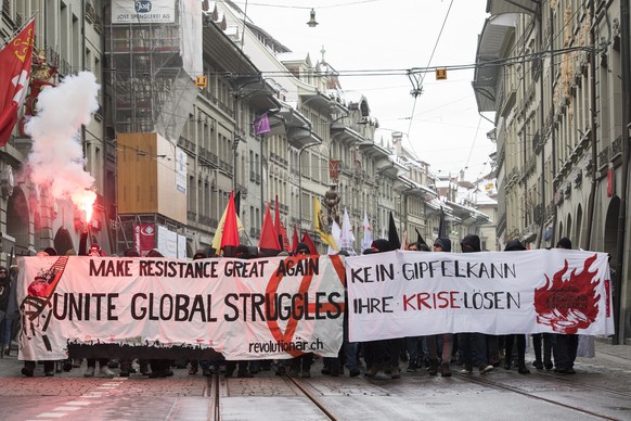 Menschen protestieren gegen das WEF wahrend einer NoWEF Veranstaltung, am Samstag, 14. Januar 2017, in Bern. Das WEF findet vom 17. bis 20. Januar in Davos statt. (KEYSTONE/Anthony Anex)