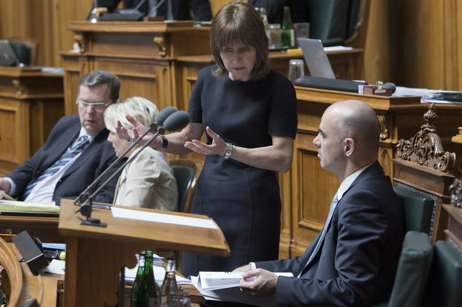 Bundesrat Alain Berset und Christine Bulliard-Marbach (CVP) unterhalten sich über die Volksinitiative für eine Einheitskrankenkasse.