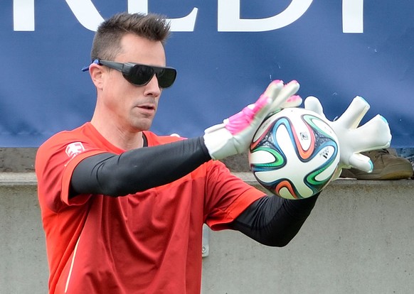 Der Schweizer Nati-Goalie Diego Benaglio trägt im WM-Camp in Weggis auf dem Platz eine Brille. Es ist keine normale Sonnenbrille, sondern eine Spezialbrille. Sie ist ein Lichtblitzgerät, das Blitze ab ...