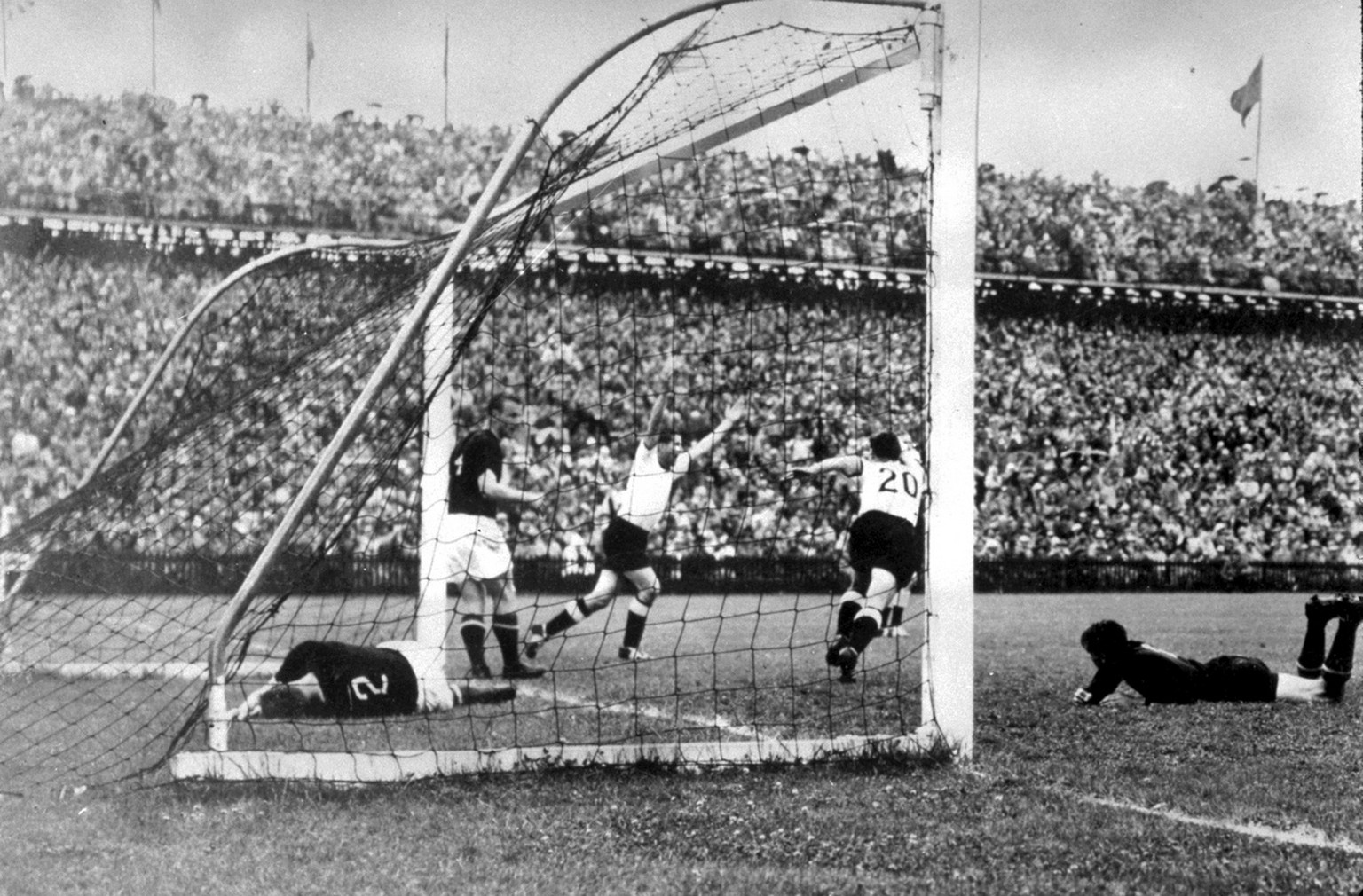 Nach einer von Fritz Walter getretenen Ecke konnte Rahn, Mitte mit erhobenen Haenden, in der 18. Minute das Ausgleichstor fuer Deutschland erzielen, links am Boden der ungarische rechte Verteidiger Bu ...