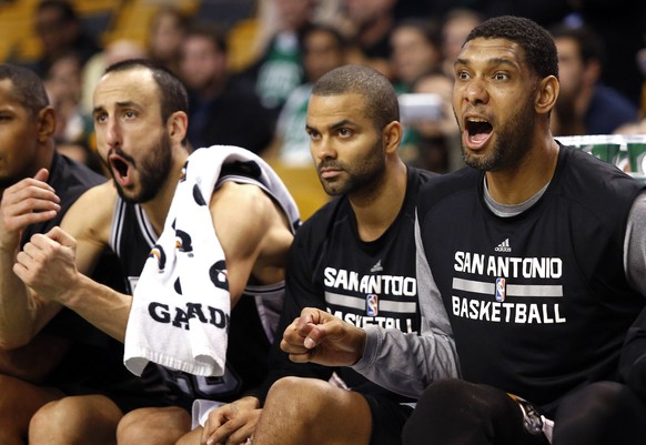 Gemeinsam auf der Bank: Ginobili und Duncan euphorisch, Parker fühlt es nicht so ganz.