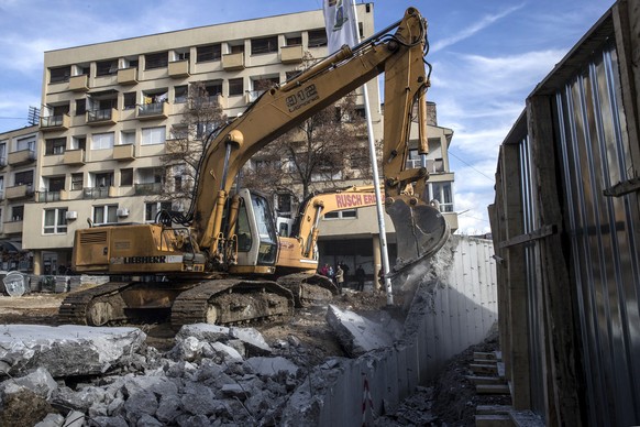 epa05772352 Bulldozers demolish the concrete wall in North Mitrovica, Kosovo, 05 February 2017. An agreement was reached on 04 February 2017 between Kosovo&#039;s government and local Serb leaders to  ...