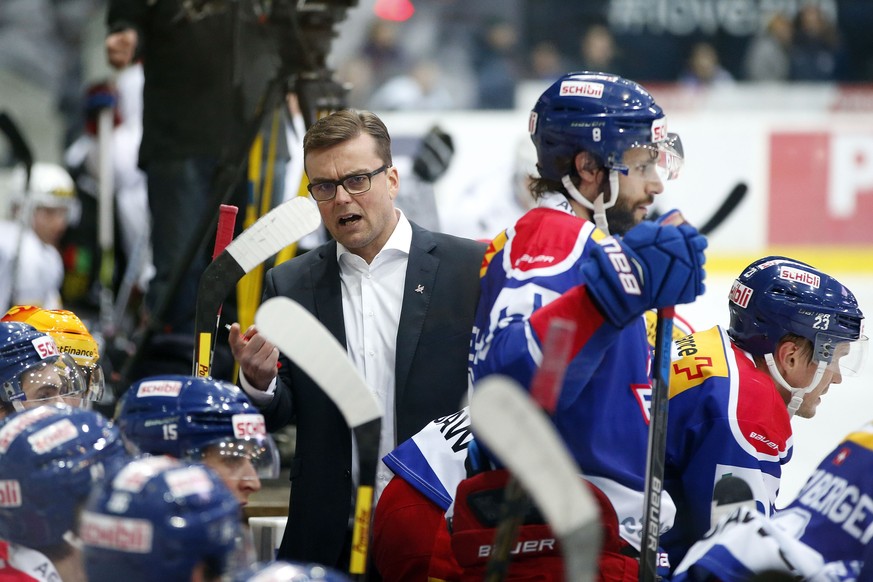 EHC Kloten Cheftrainer Pekka Tirkkonen waehrend dem Eishockey-Meisterschaftsspiel der National League A zwischen dem EHC Kloten und dem HC Fribourg-Gotteron am Freitag, 11. November 2016, in der SWISS ...