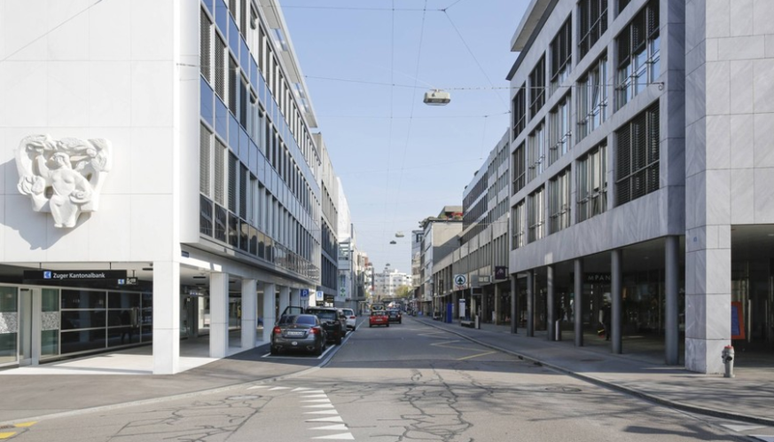 Die grosse Suche nach der Hockey-Begeisterung an der Zuger Bahnhofstrasse: Fehlanzeige.