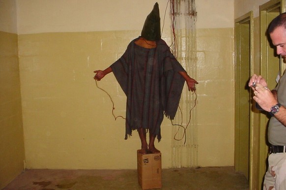 Es wird vermutet, dass die freigegebenen Bilder zumindest zu einem Teil aus dem berüchtigten irakischen Militärgefängnis Abu Ghraib stammen.