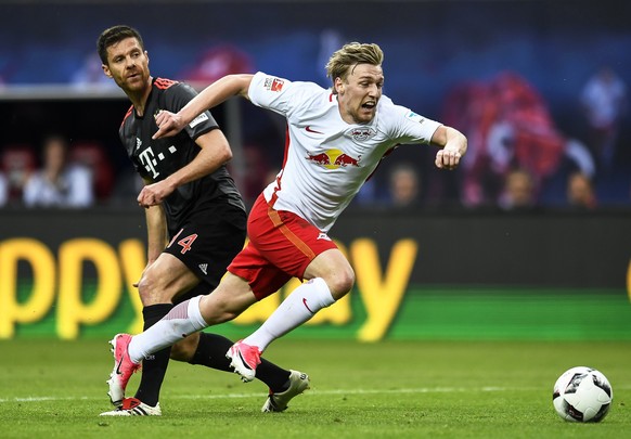 epa05961437 Leipzig&#039;s Emil Forsberg (R) in action against Bayern Munich&#039;s Xabi Alonso (L) during the German Bundesliga soccer match between RB Leipzig and Bayern Munich in Leipzig, Germany,  ...