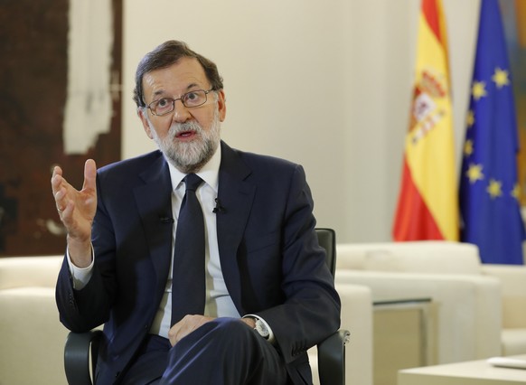 epa06246182 Spanish Prime Minister Mariano Rajoy gestures while speaking during an interview with Spanish News Agency Agencia EFE, at the La Moncloa Palace in Madrid, Spain, 05 October 2017. Rajoy dem ...
