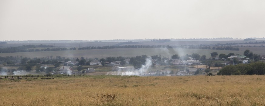 Aufsteigender Rauch nach einem Artillerieangriff bei einem Dorf nahe Mariupol.