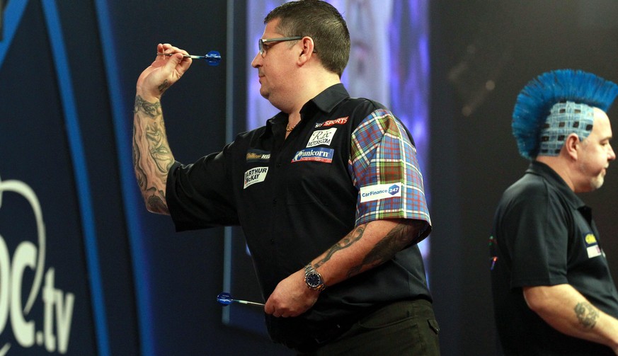 epa05694640 Gary Anderson during the PDC World Darts Championship semi final between Gary Anderson and Peter Wright at the Alexander Palace in London, Britain, 01 January 2017. EPA/SEAN DEMPSEY