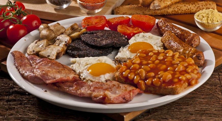 full english breakfast spiegelei speck baked beans grillierte tomaten black pudding blutwurst pilze würstchen