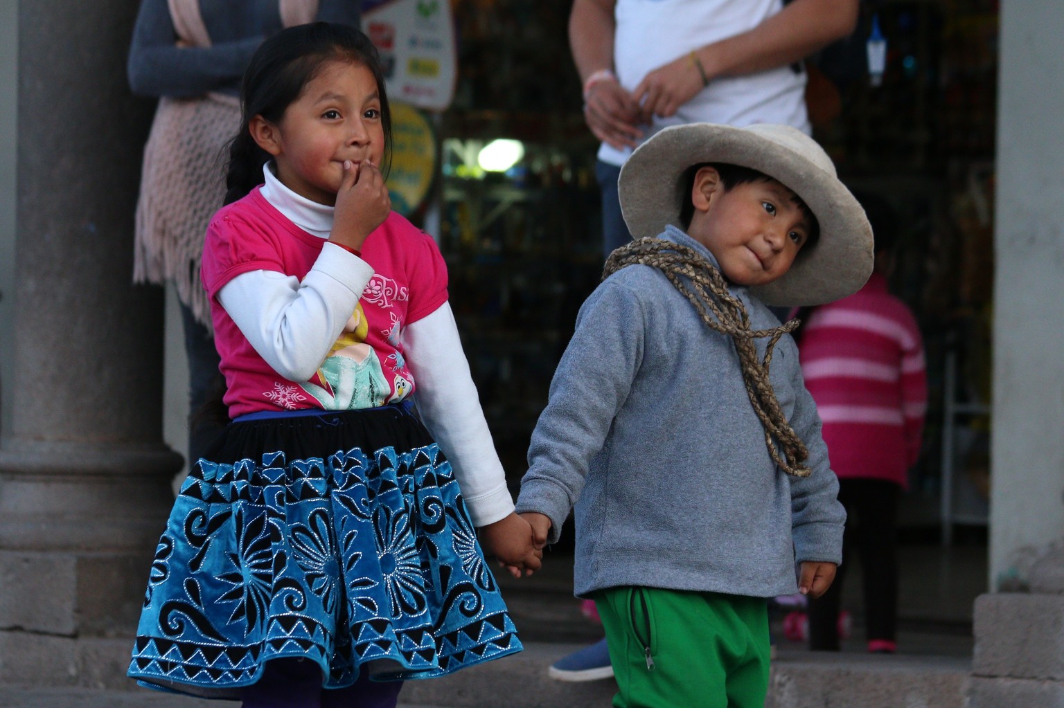 Kinder in Cusco üben einen Volkstanz für das bevorstehende Stadtfest. Die Quechua-Sprache, ein wichtiger Bestandteil der Inka-Kultur, beherrschen aber immer weniger Kinder.