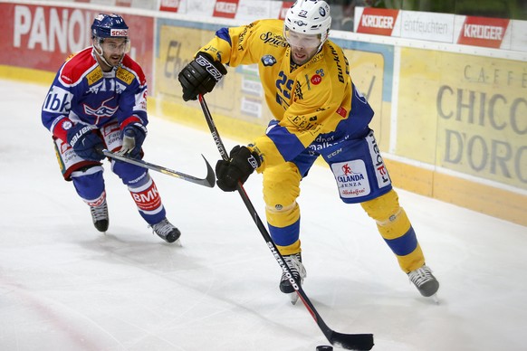 EHC Kloten Stuermer Luca Cunti, links, gegen HC Davos Verteidiger Beat Forster waehrend dem Eishockey-Meisterschaftsspiel der National League A zwischen dem EHC Kloten und dem HC Davos am Samstag, 21. ...