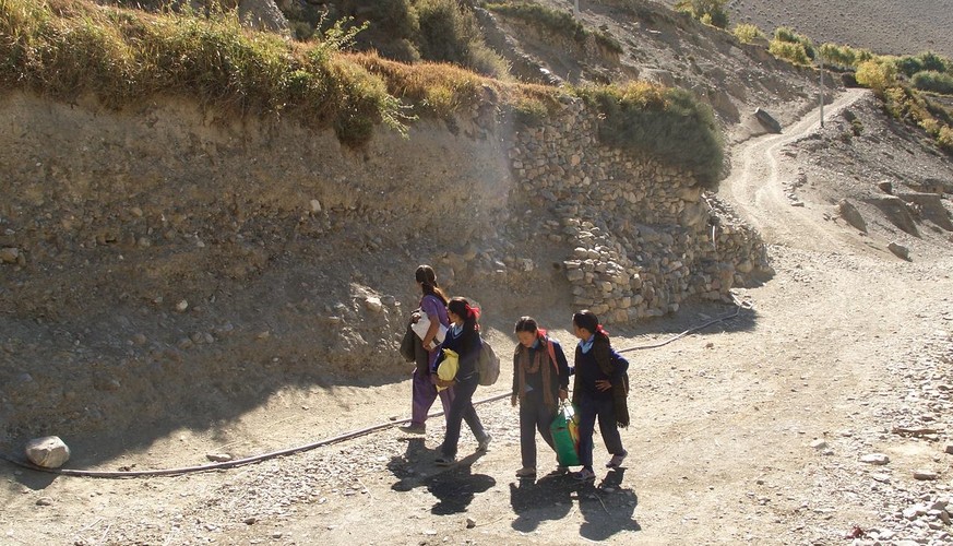 Harter Weg durchs Atlas-Gebirge: Zahira und ihre drei Kolleginnen müssen 22 Kilometer zur Schule zurücklegen.