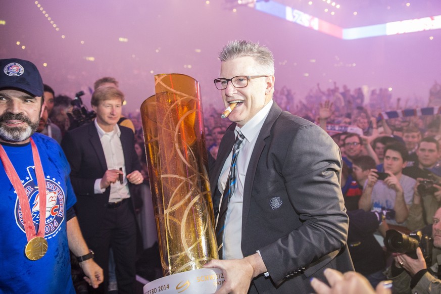 ZSC Lions Cheftrainer Marc Crawford mit Meisterzigarre und Pokal bei der Meisterfeier im Hallenstadion in Zuerich am Sonntag, 20. April 2014. Die ZSC Lions gewinnen die Schweizermeisterschaft nach ihr ...