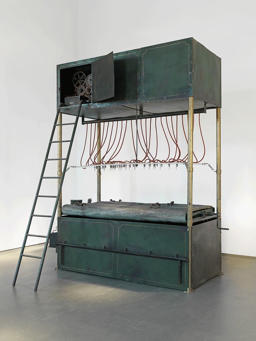 Foltermaschine, inspiriert von Franz Kafkas Text «In der Strafkolonie», der 1914 entstand. Der Bau ist aus der Zeit von 1975–1977.&nbsp;