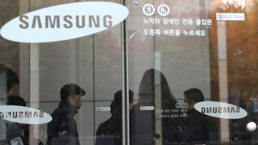 epa05621651 Journalists are seen in the lobby of Samsung Electronics Co.&#039;s headquarters in southern Seoul. South Korea, 08 November 2016, as prosecutors raid the company over allegations that the ...