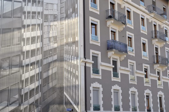 ARCHIV --- ZUM REFERENZZINSSATZ ALS BERECHNUNG DER MIETEN STELLEN WIR IHNEN FOLGENDES BILD ZUR VERFUEGUNG --- Un trompe l&#039;oeil pose sur une facade borgne d&#039;un immeuble photographie en ville  ...