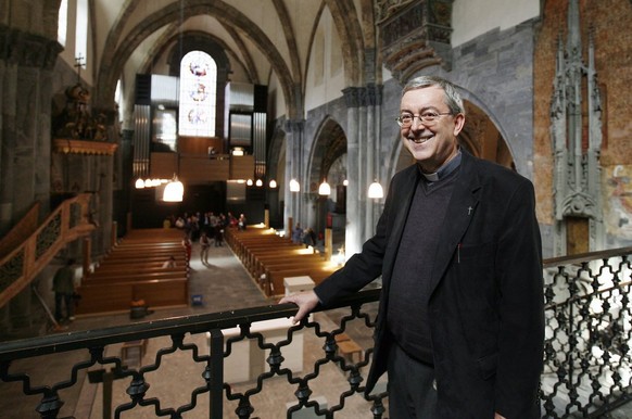 Domherr Christoph Casetti in der Kathedrale von Chur, aufgenommen am Dienstag, 2. Oktober 2007, nach der groessten Restaurierung in der Geschichte der ueber 700 Jahre alten Kathedrale. Nach siebenjaeh ...