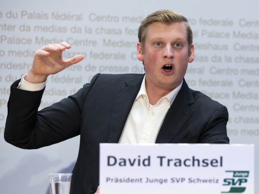 David Trachsel, Praesident Junge SVP Schweiz, spricht waehrend einer Medienkonferenz zum Covid-19-Gesetz, am Freitag, 15. Oktober 2021, in Bern. Die SVP lehnt das Covid-19-Gesetz ab. (KEYSTONE/Peter K ...