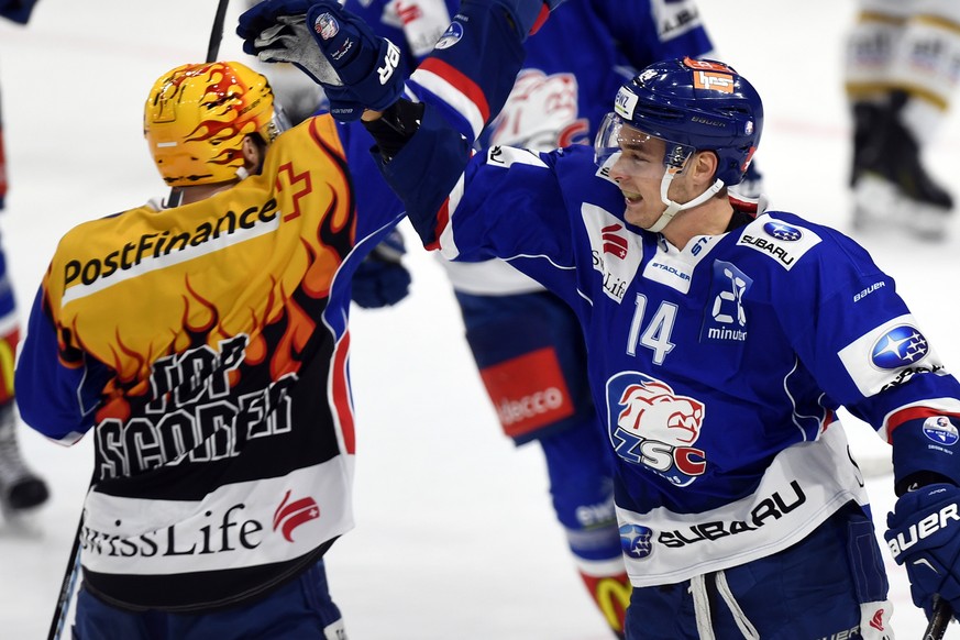 Der Zuercher Chris Baltisberger, rechts, jubelt mit Robert Nilsson, links, nach seinem Tor zum 1-1 Ausgleich, waehrend dem Eishockey-Meisterschaftsspiel der National League A zwischen den ZSC Lions un ...