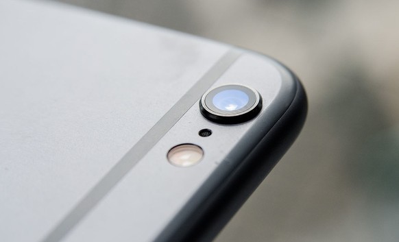 Das iPhone-Gehäuse ist mittlerweile so dünn, dass die Kameralinse hervorsteht.&nbsp;