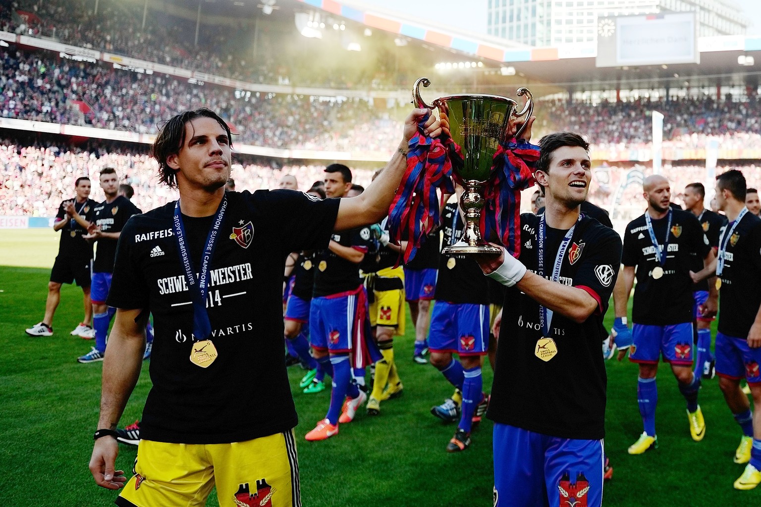 Yann Sommer und Valentin Stocker präsentieren den Fans vor ihrem Abgang in die Bundesliga ein letztes Mal gemeinsam den Meisterkübel.