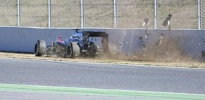 Fernando Alonso knallt mit seinem Boliden in eine Wand.