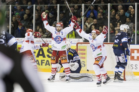 La joie du SC Rapperswil Jona Lakers apres le troisieme but, lors du 1er match des 1/2 finales de playoff du championnat suisse de hockey sur glace LNB, entre le HC La Chaux-de-Fonds et le SC Rappersw ...